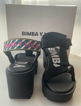 Sandalias BIMBA Y LOLA negras y multicolor
