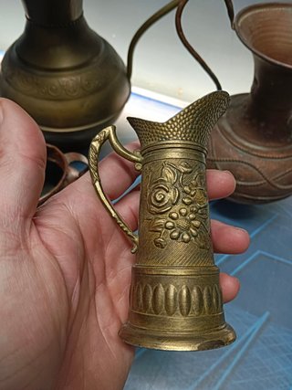 Lote de 4 pequeñas jarras ánforas de latón decorativas