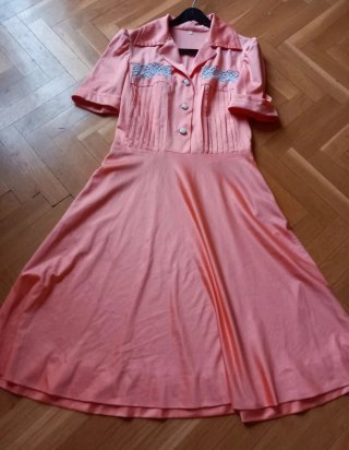 Abito vintage rosa in stile retrò
