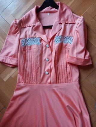 Abito vintage rosa in stile retrò