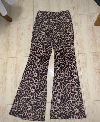 Pantalones campana estampado leopardo