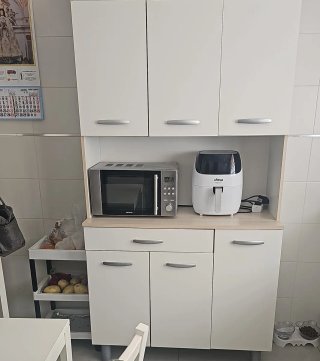 Mueble de cocina blanco y plateado
