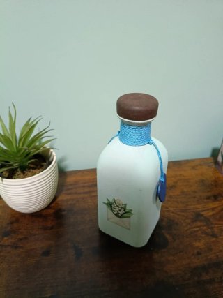 Botella decorativa con cuerda y cuentas