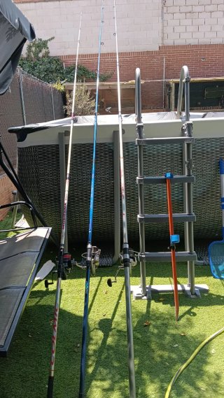 3 cañas de pescar con carretes y funda