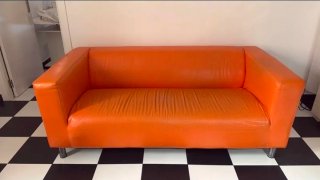 Sofá de piel naranja