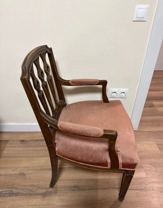Butaca de madera con tapizado rosa