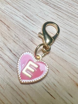 Pingente Coração Letra E Dourado Rosa