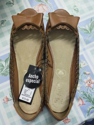 Manoletinas marrones de ancho especial