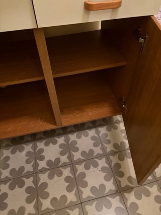 Mueble de madera con puertas y cajones
