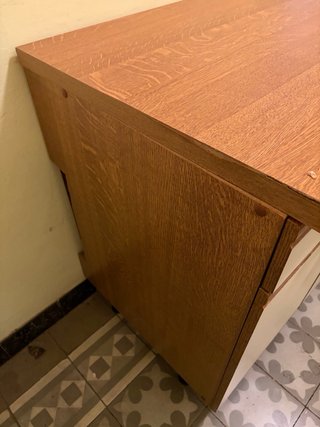 Mueble de madera con puertas y cajones