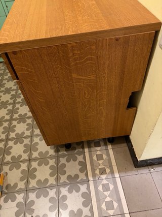 Mueble de madera con puertas y cajones