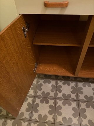 Mueble de madera con puertas y cajones