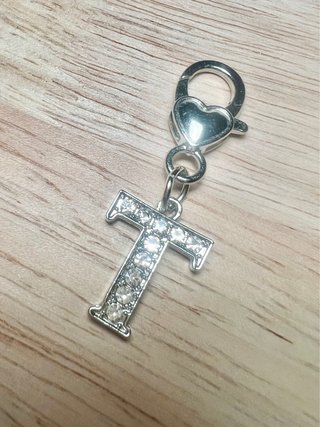 Pingente Letra T com Coração e Mosquetão