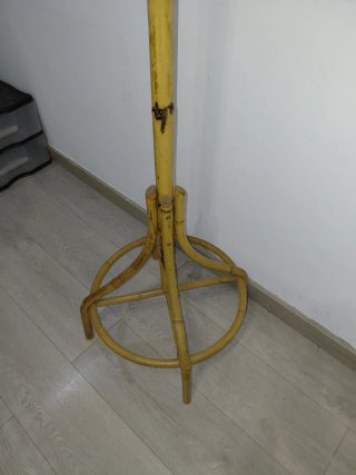 Perchero de pie de bambú