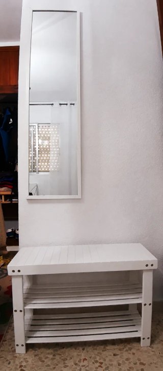 Espejo y banco de madera blanco