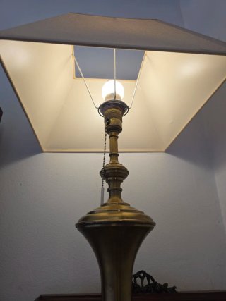 Lámpara de mesa latón clásica pantalla cuadrada