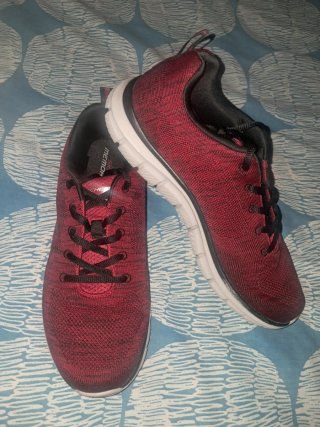 Zapatillas Skechers rojas y negras