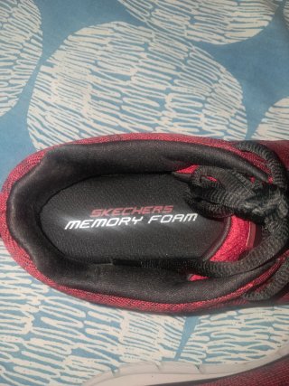 Zapatillas Skechers rojas y negras