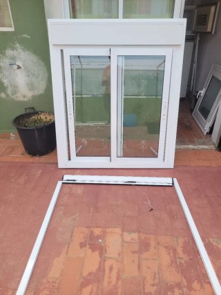 Ventana corredera con persiana motor y mosquitera