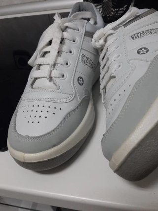 Zapatillas Paredes Blancas y Grises
