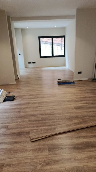 Instalación de tarima y rodapié