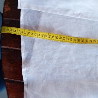 Vestitino in lino bianco con cartellino