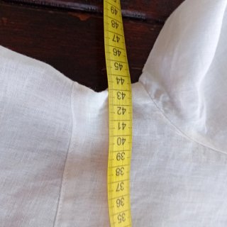Vestitino in lino bianco con cartellino
