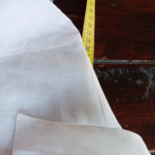 Vestitino in lino bianco con cartellino