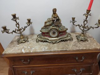Reloj de bronce con candelabros