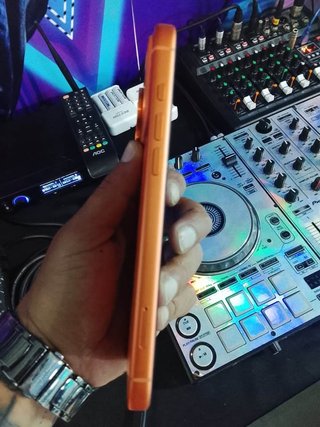 iPhone 17 Pro Max Dorado/Naranja