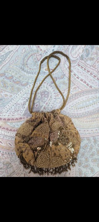 Bolso Parfois dorado abalorios flecos