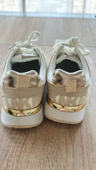 Zapatillas deportivas blancas y doradas T.39