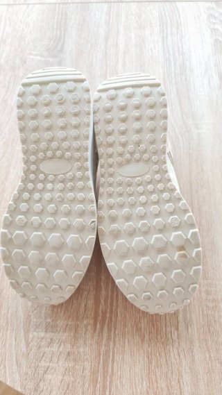 Zapatillas deportivas blancas y doradas T.39