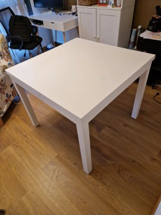 Mesa de comedor blanca de madera
