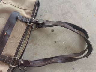 Bolso Tommy Hilfiger Beige oscuro y Marrón.