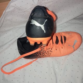 Zapatillas de tacos Puma naranjas y negras