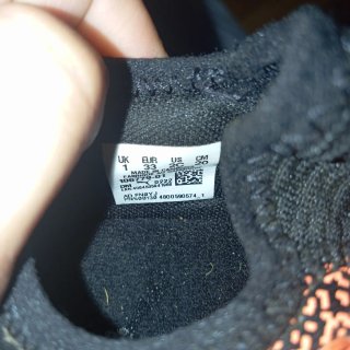 Zapatillas de tacos Puma naranjas y negras