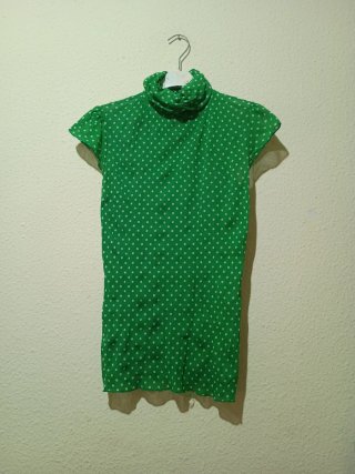 Blusa verde con lunares blancos