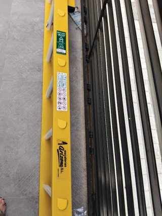Escalera de trabajo amarilla