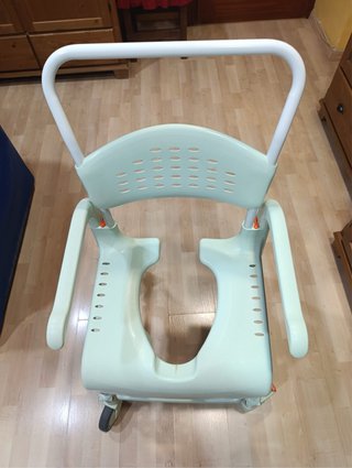Silla de ducha verde y blanca