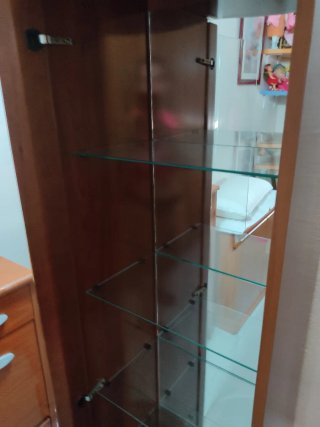 Vitrina de comedor de madera y cristal