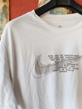 Maglietta Nike bianca con logo Swoosh