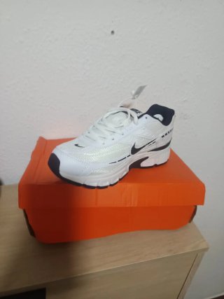 Zapatillas Nike Blancas y Negras