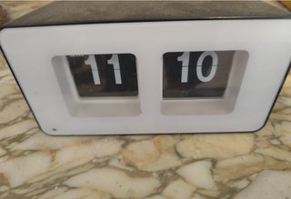 Orologio sveglia flip bianco
