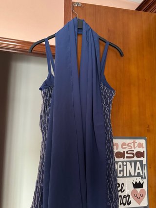 Vestido azul de lentejuelas y fular azul