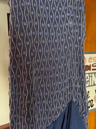 Vestido azul de lentejuelas y fular azul