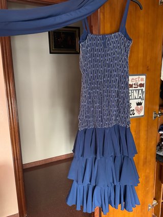 Vestido azul de lentejuelas y fular azul
