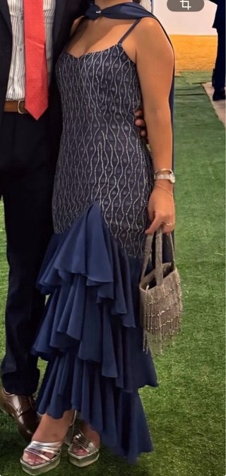 Vestido azul de lentejuelas y fular azul