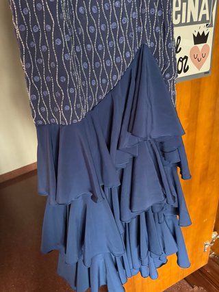 Vestido azul de lentejuelas y fular azul
