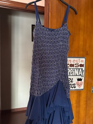 Vestido azul de lentejuelas y fular azul